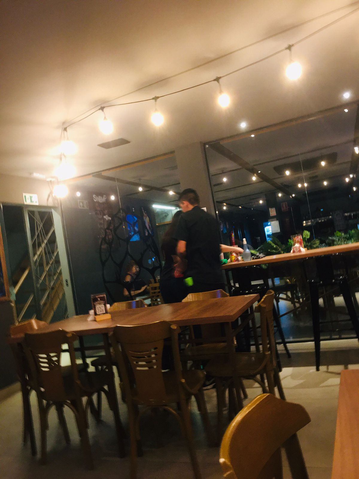 Salão do Hoppy Pig com luzes aconchegantes
